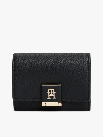 Cartera de tres pliegues con relieve granulado y cierre con monograma Cartera de tres pliegues con relieve granulado y cierre con monograma