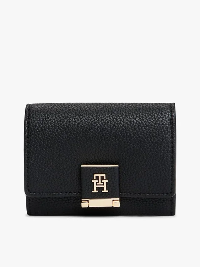 Cartera de tres pliegues con relieve granulado y cierre con monograma Cartera de tres pliegues con relieve granulado y cierre con monograma