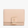 Cartera de tres pliegues con relieve granulado y cierre con monograma Cartera de tres pliegues con relieve granulado y cierre con monograma