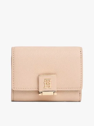 Cartera de tres pliegues con relieve granulado y cierre con monograma Cartera de tres pliegues con relieve granulado y cierre con monograma