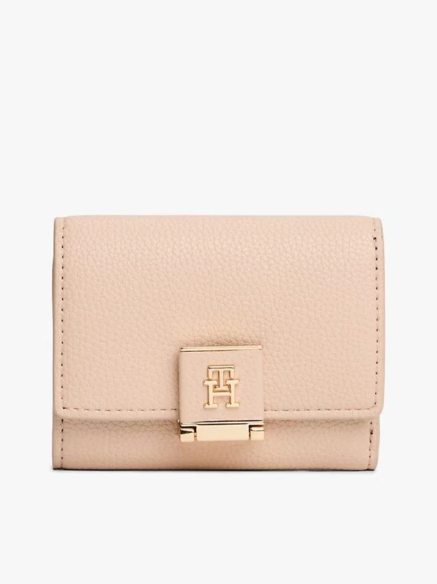 Cartera de tres pliegues con relieve granulado y cierre con monograma Cartera de tres pliegues con relieve granulado y cierre con monograma