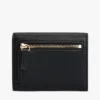 Cartera de tres pliegues con relieve granulado y cierre con monograma Cartera de tres pliegues con relieve granulado y cierre con monograma