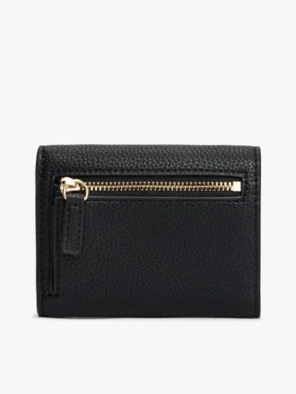 Cartera de tres pliegues con relieve granulado y cierre con monograma Cartera de tres pliegues con relieve granulado y cierre con monograma