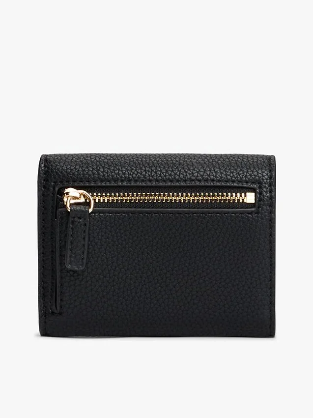 Cartera de tres pliegues con relieve granulado y cierre con monograma Cartera de tres pliegues con relieve granulado y cierre con monograma