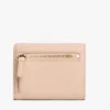 Cartera de tres pliegues con relieve granulado y cierre con monograma Cartera de tres pliegues con relieve granulado y cierre con monograma