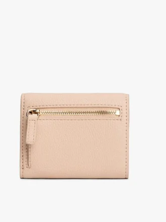Cartera de tres pliegues con relieve granulado y cierre con monograma Cartera de tres pliegues con relieve granulado y cierre con monograma