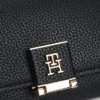 Cartera de tres pliegues con relieve granulado y cierre con monograma Cartera de tres pliegues con relieve granulado y cierre con monograma