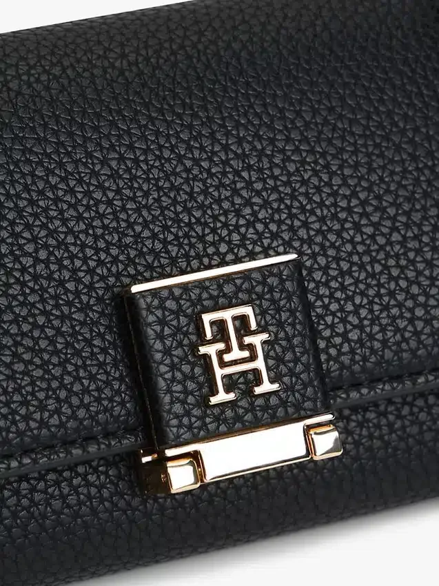 Cartera de tres pliegues con relieve granulado y cierre con monograma Cartera de tres pliegues con relieve granulado y cierre con monograma