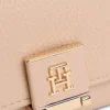 Cartera de tres pliegues con relieve granulado y cierre con monograma Cartera de tres pliegues con relieve granulado y cierre con monograma