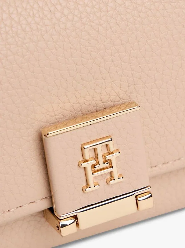Cartera de tres pliegues con relieve granulado y cierre con monograma Cartera de tres pliegues con relieve granulado y cierre con monograma