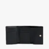 Cartera de tres pliegues con relieve granulado y cierre con monograma Cartera de tres pliegues con relieve granulado y cierre con monograma