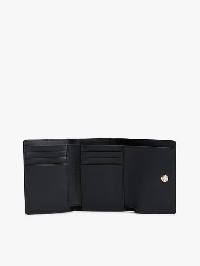 Cartera de tres pliegues con relieve granulado y cierre con monograma Cartera de tres pliegues con relieve granulado y cierre con monograma
