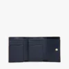 Cartera de tres pliegues con relieve granulado y cierre con monograma Cartera de tres pliegues con relieve granulado y cierre con monograma