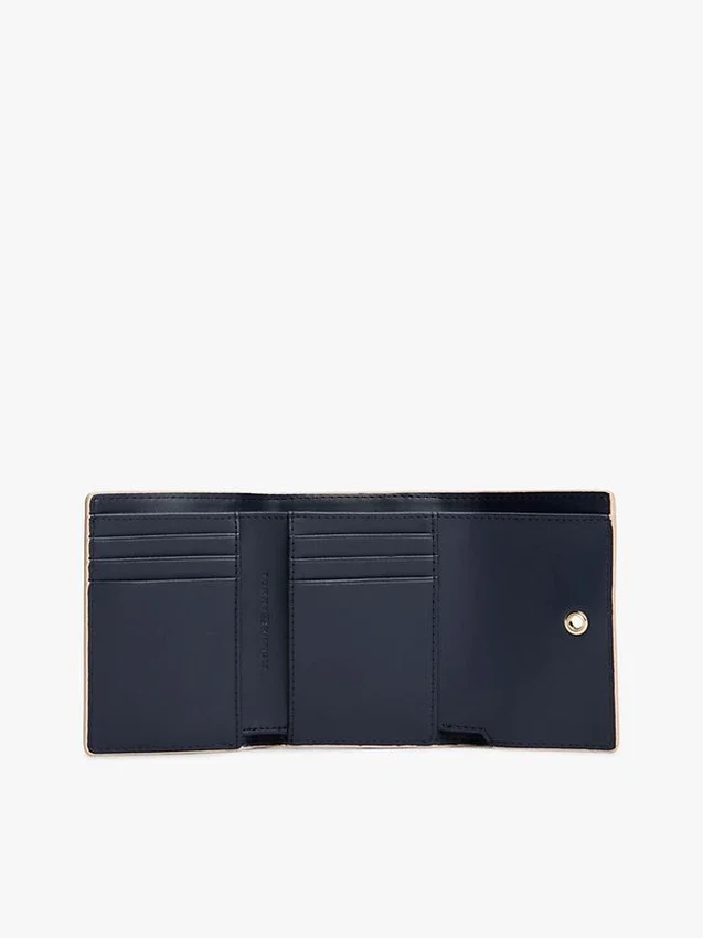 Cartera de tres pliegues con relieve granulado y cierre con monograma Cartera de tres pliegues con relieve granulado y cierre con monograma