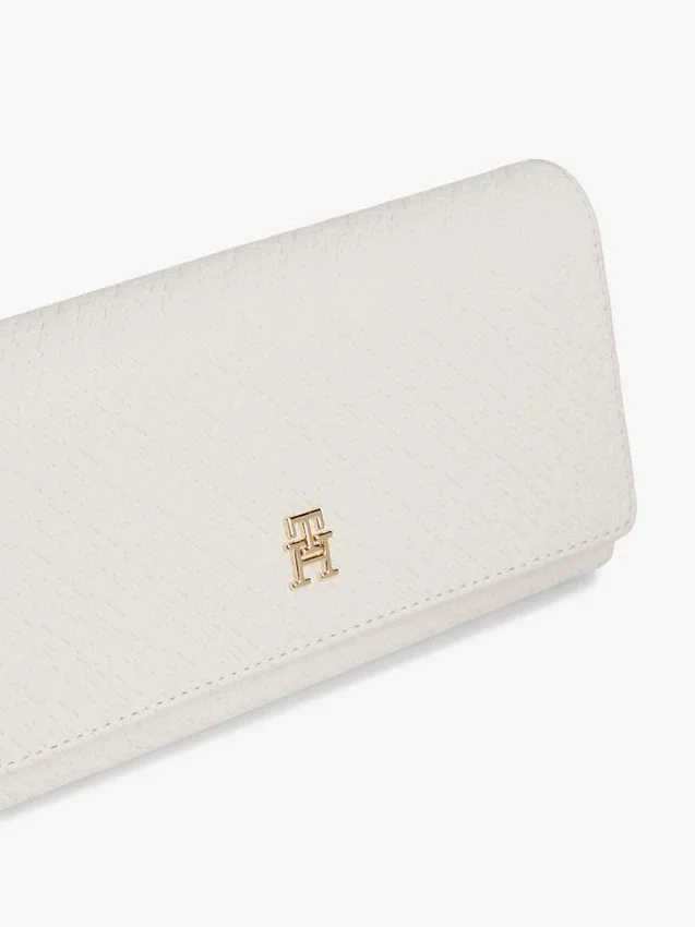 Cartera grande con solapa y monograma integral Cartera grande con solapa y monograma integral