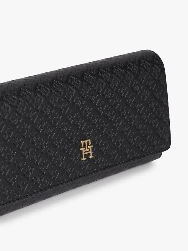 Cartera grande con solapa y monograma integral Cartera grande con solapa y monograma integral