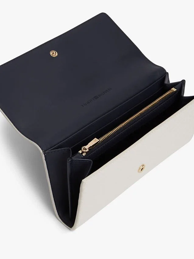Cartera grande con solapa y monograma integral Cartera grande con solapa y monograma integral