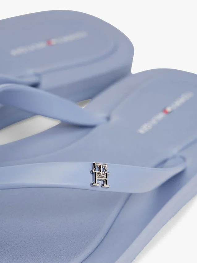 Chanclas con detalles de monograma Chanclas con detalles de monograma