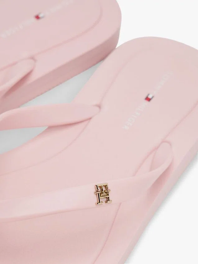 Chanclas con detalles de monograma Chanclas con detalles de monograma