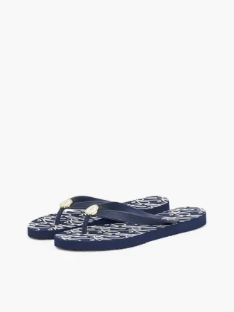 Chanclas con detalles metálicos y estampado TH Script