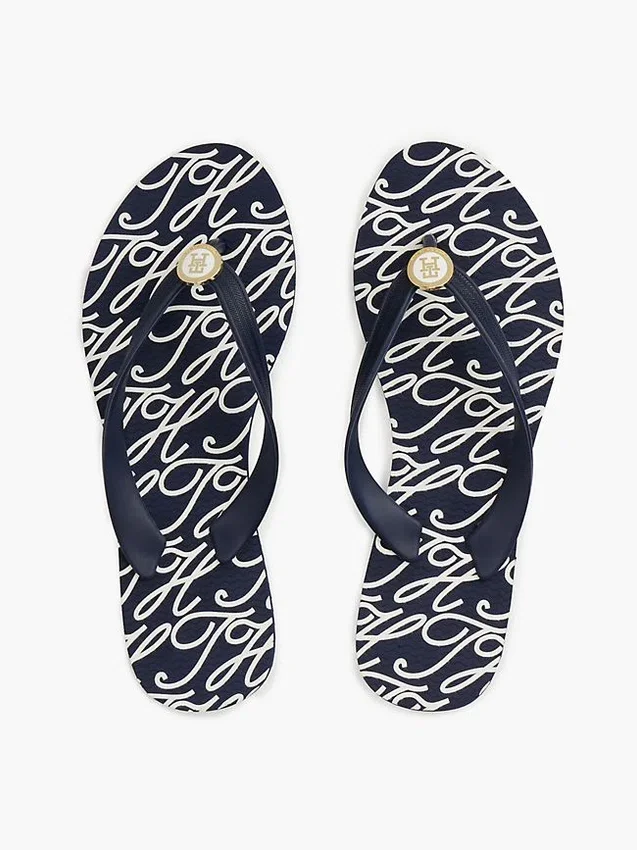 Chanclas con detalles metálicos y estampado TH Script Chanclas con detalles metálicos y estampado TH Script