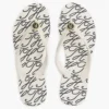 Chanclas con detalles metálicos y estampado TH Script Chanclas con detalles metálicos y estampado TH Script