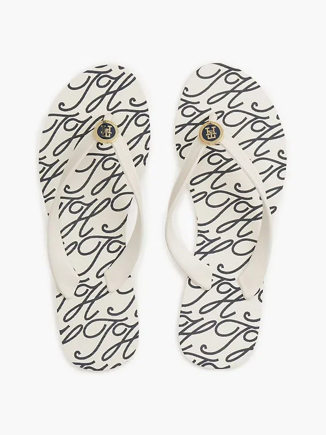 Chanclas con detalles metálicos y estampado TH Script Chanclas con detalles metálicos y estampado TH Script