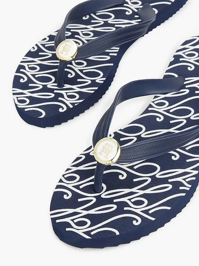 Chanclas con detalles metálicos y estampado TH Script Chanclas con detalles metálicos y estampado TH Script