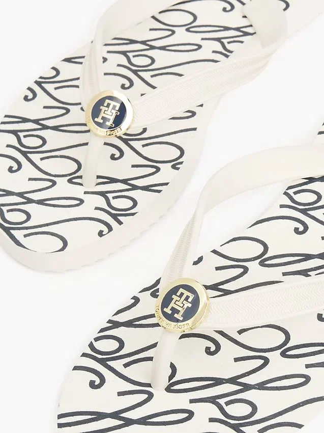 Chanclas con detalles metálicos y estampado TH Script Chanclas con detalles metálicos y estampado TH Script