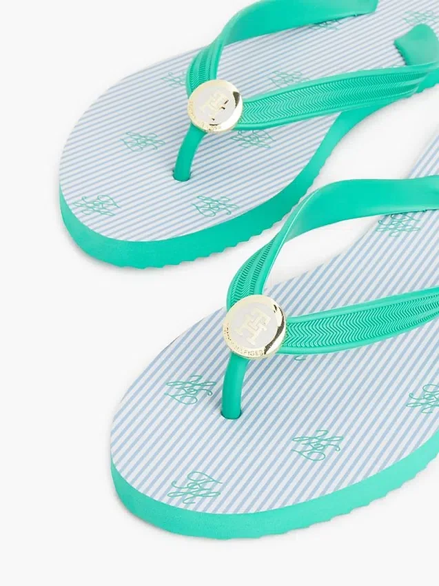 Chanclas con estampado de monograma y detalles metálicos Chanclas con estampado de monograma y detalles metálicos