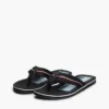 Chanclas con rayas distintivas Chanclas con rayas distintivas