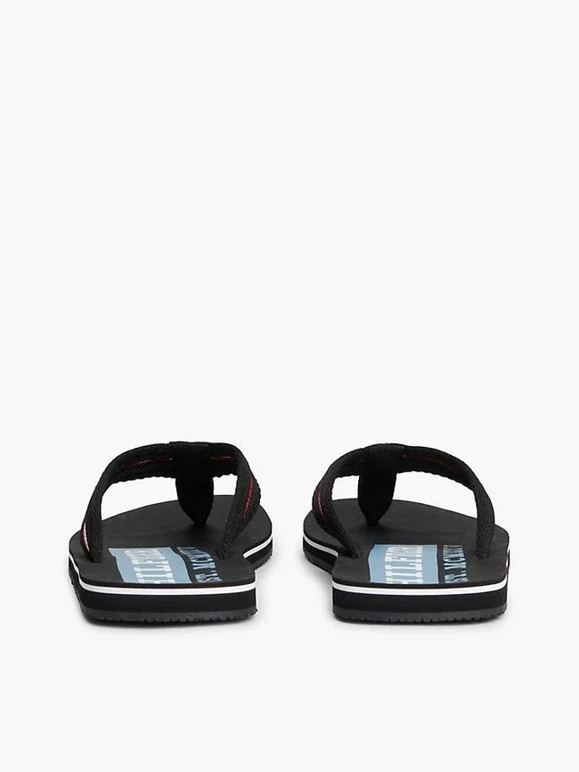 Chanclas con rayas distintivas Chanclas con rayas distintivas