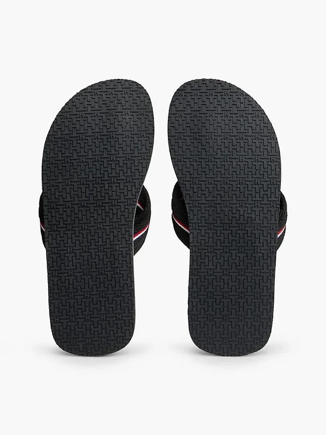 Chanclas con rayas distintivas Chanclas con rayas distintivas