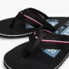 Chanclas con rayas distintivas Chanclas con rayas distintivas