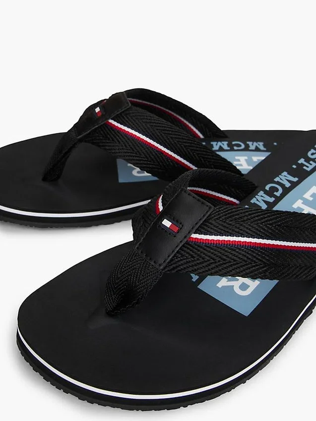 Chanclas con rayas distintivas Chanclas con rayas distintivas