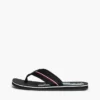 Chanclas con rayas distintivas Chanclas con rayas distintivas