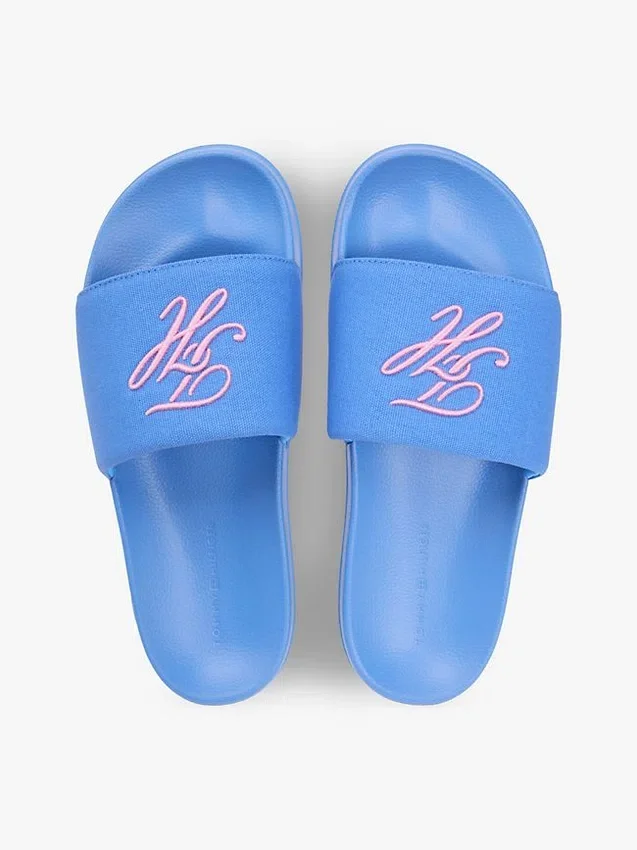 Chanclas de lona con monograma bordado Chanclas de lona con monograma bordado