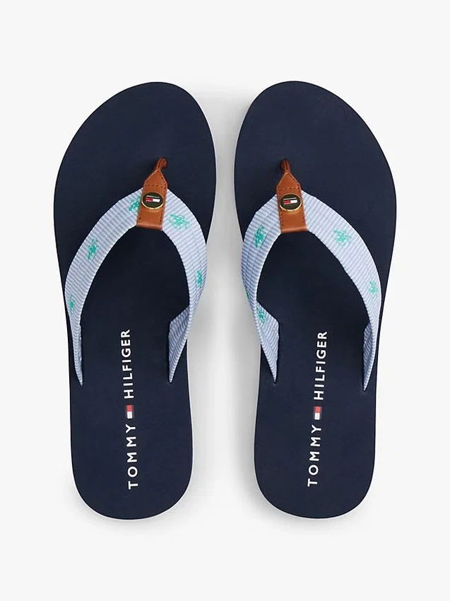 Chanclas de lona con monograma bordado Chanclas de lona con monograma bordado