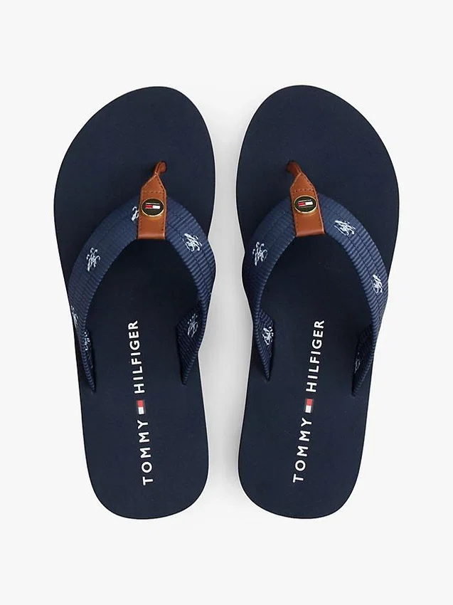 Chanclas de lona con monograma bordado Chanclas de lona con monograma bordado