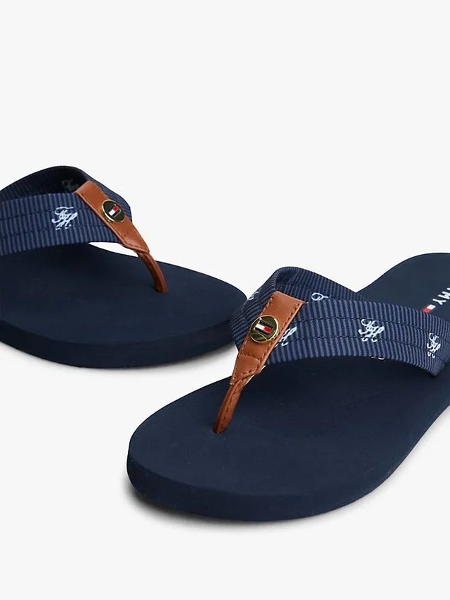 Chanclas de lona con monograma bordado Chanclas de lona con monograma bordado