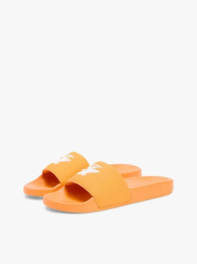 Chanclas de piscina con monograma bordado Chanclas de piscina con monograma bordado