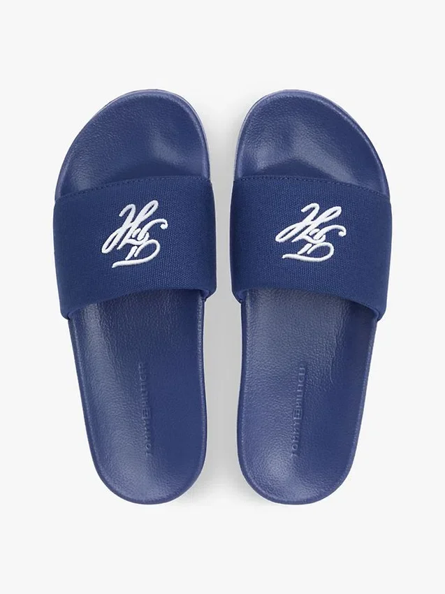Chanclas de piscina con monograma bordado Chanclas de piscina con monograma bordado
