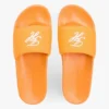 Chanclas de piscina con monograma bordado Chanclas de piscina con monograma bordado