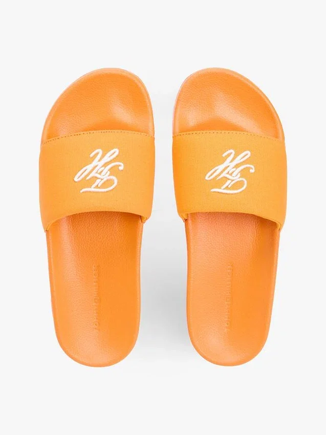 Chanclas de piscina con monograma bordado Chanclas de piscina con monograma bordado