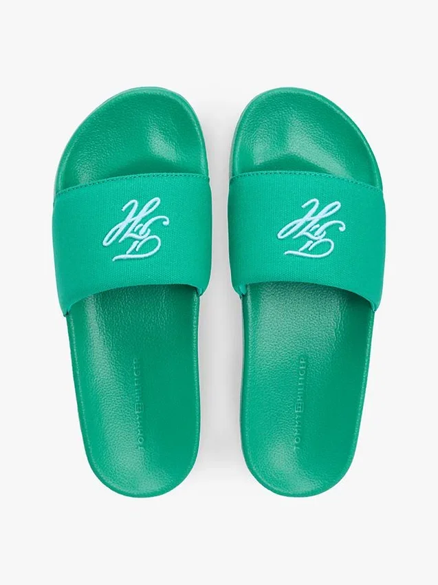 Chanclas de piscina con monograma bordado Chanclas de piscina con monograma bordado