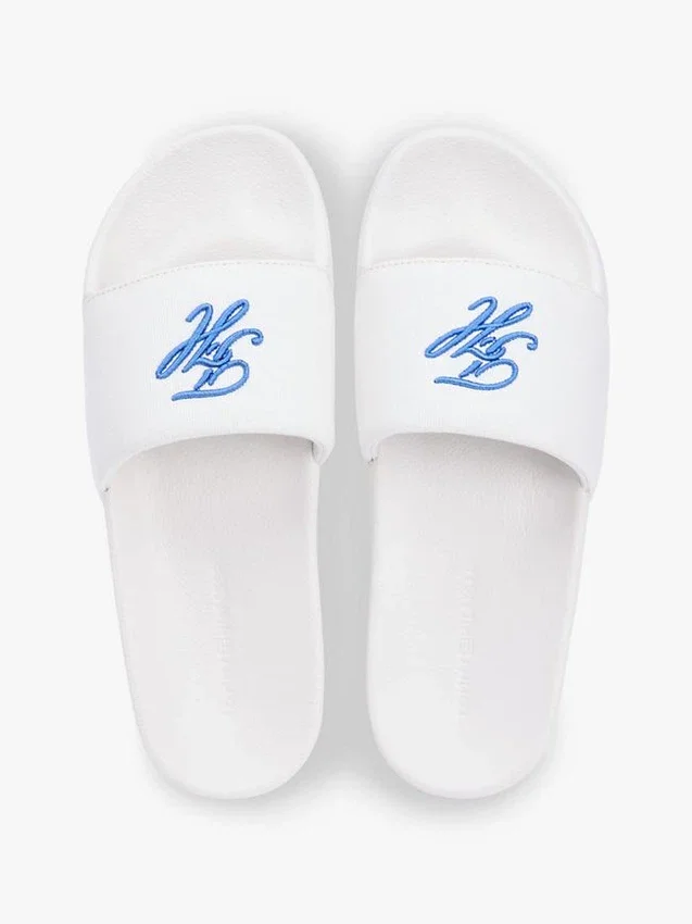 Chanclas de piscina con monograma bordado Chanclas de piscina con monograma bordado