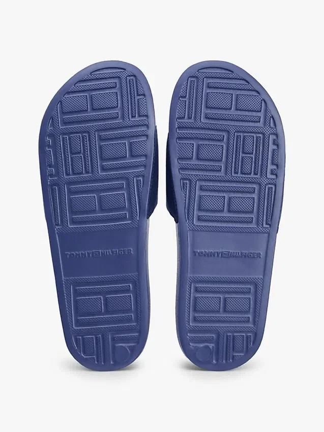 Chanclas de piscina con monograma bordado Chanclas de piscina con monograma bordado