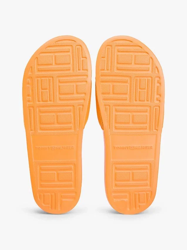 Chanclas de piscina con monograma bordado Chanclas de piscina con monograma bordado