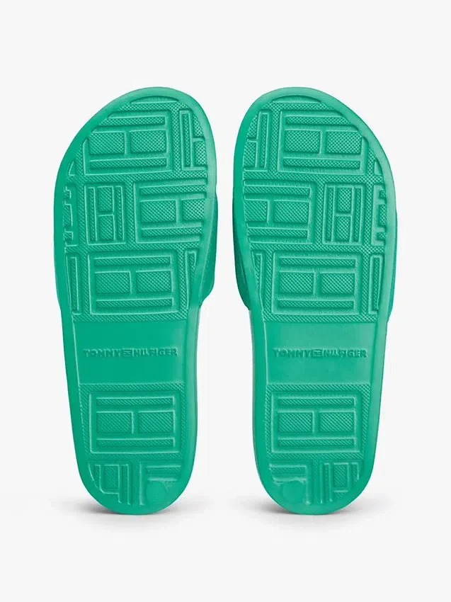 Chanclas de piscina con monograma bordado Chanclas de piscina con monograma bordado