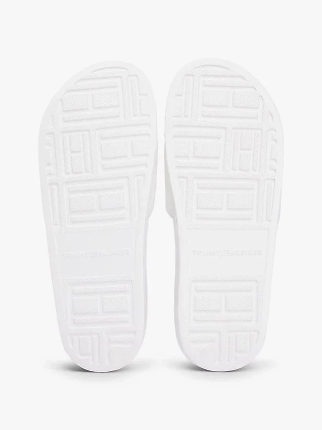 Chanclas de piscina con monograma bordado Chanclas de piscina con monograma bordado